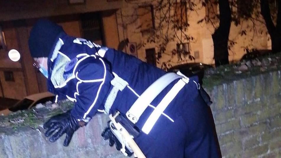 Controlli antidroga Le dosi nascoste in alberi e pozzetti