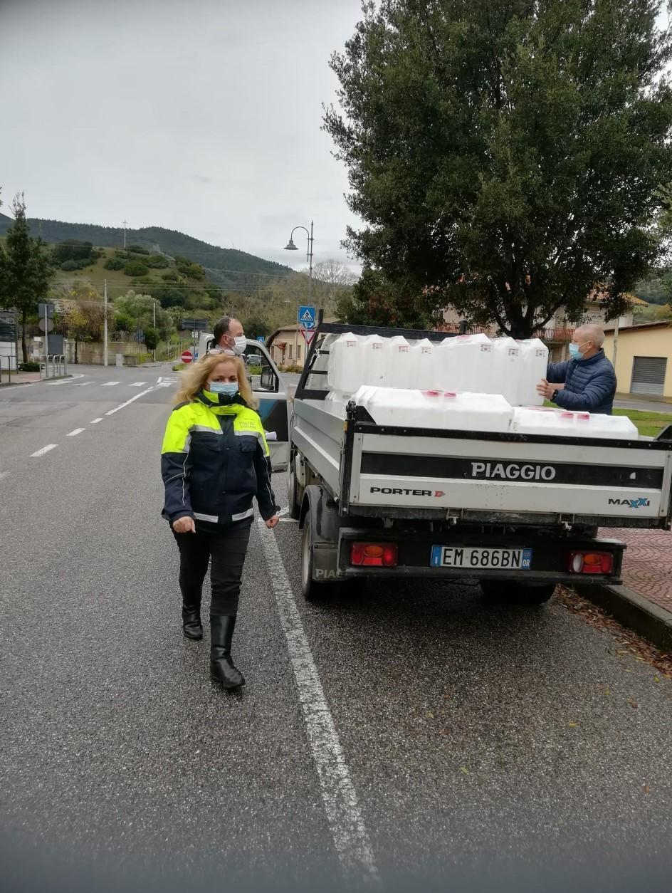 Cento taniche di acqua per Bitti 