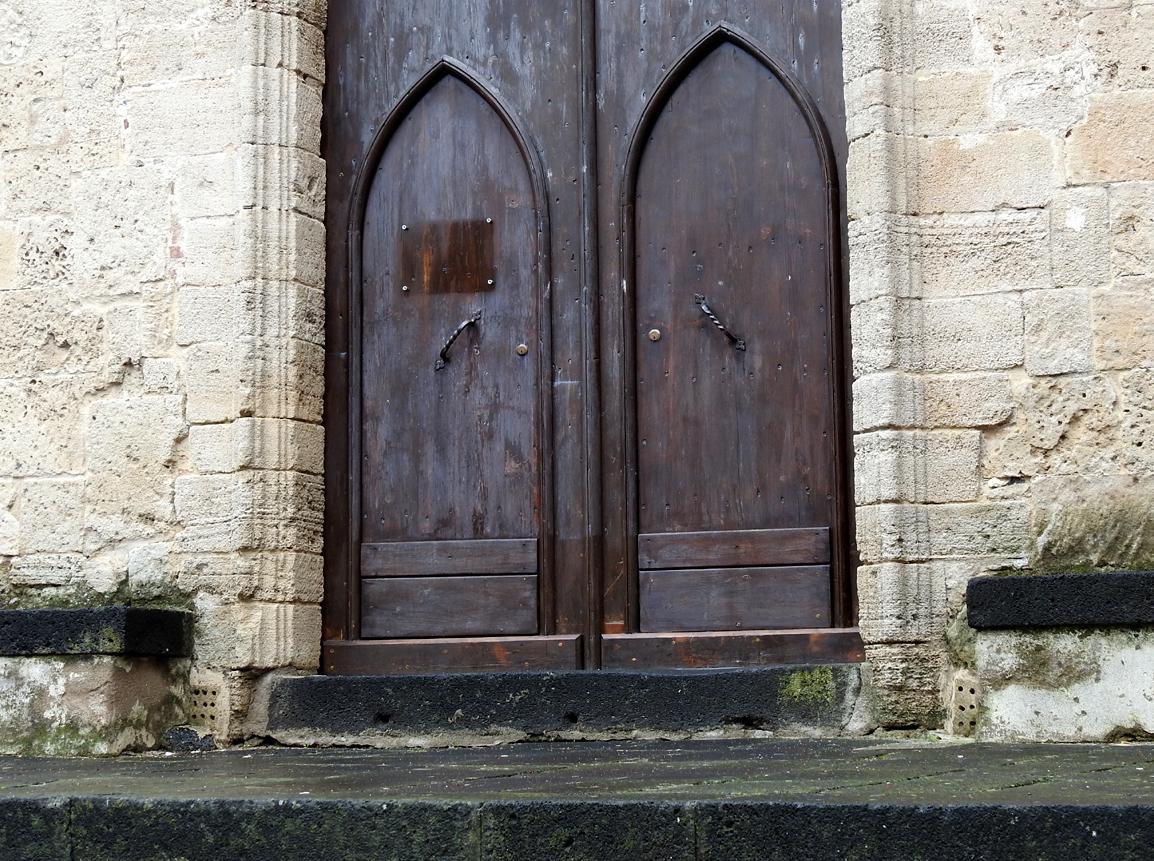 Santa Chiara danneggiata, denunciato un minorenne