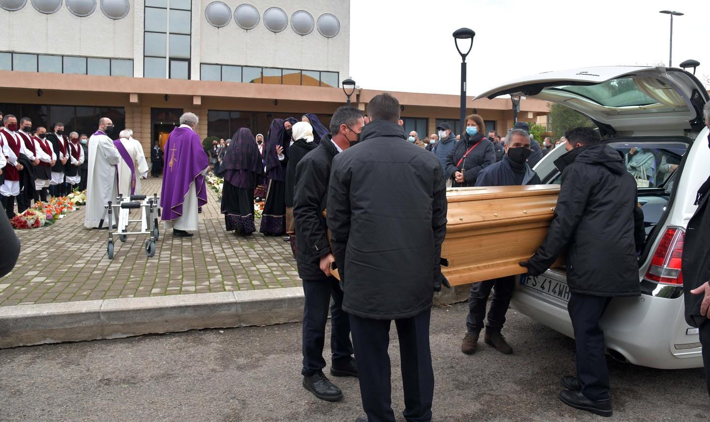 La Salette, in costume tradizionale per l’addio a Gianni Pedde