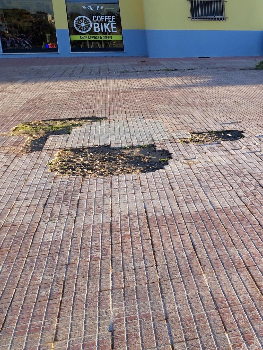 Un marciapiede costellato di buche 