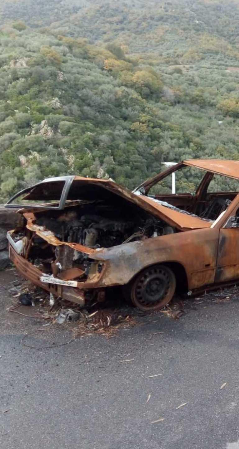 Carcasse d’auto dimenticate in strada dopo due attentati 