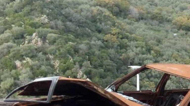 Carcasse d’auto dimenticate in strada dopo due attentati