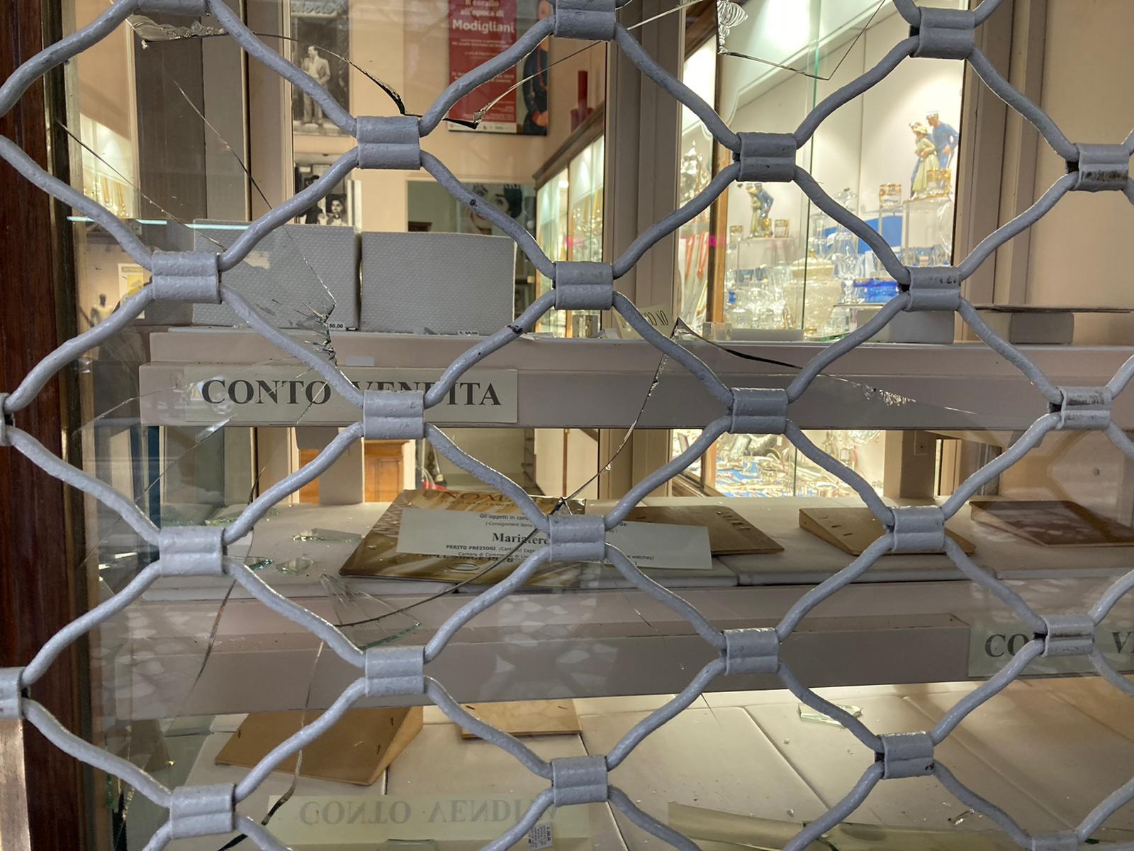 La vetrata in frantumi della gioielleria Talarico (foto Marzi)