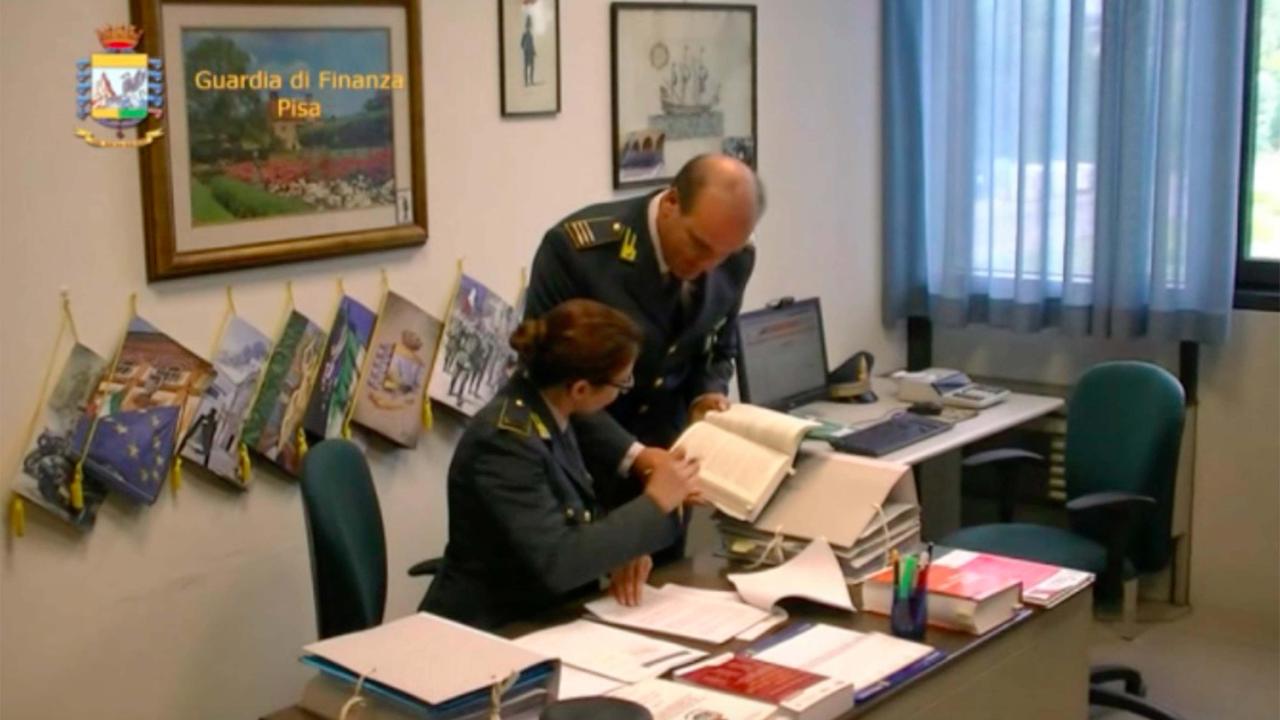 Apriva conti con i dati personali dei clienti, avvocato finisce agli arresti domiciliari