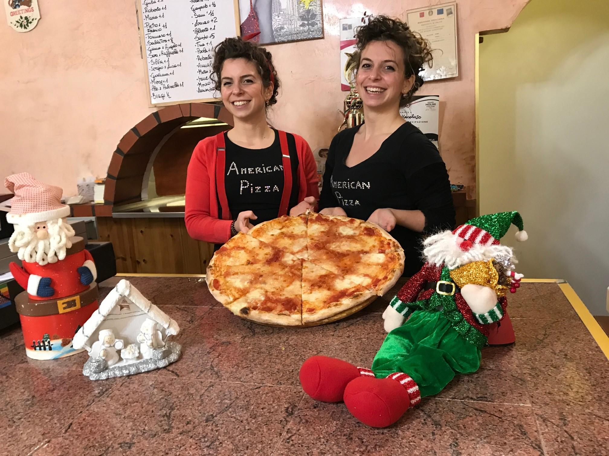 Le sorelle Sara e Serena Macaluso di American Pizza (foto Batavia)
