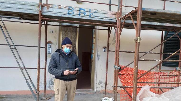 La protesta di un rosignanese: «Il tornado ci ha distrutto la casa, ma il Comune si è scordato di noi»