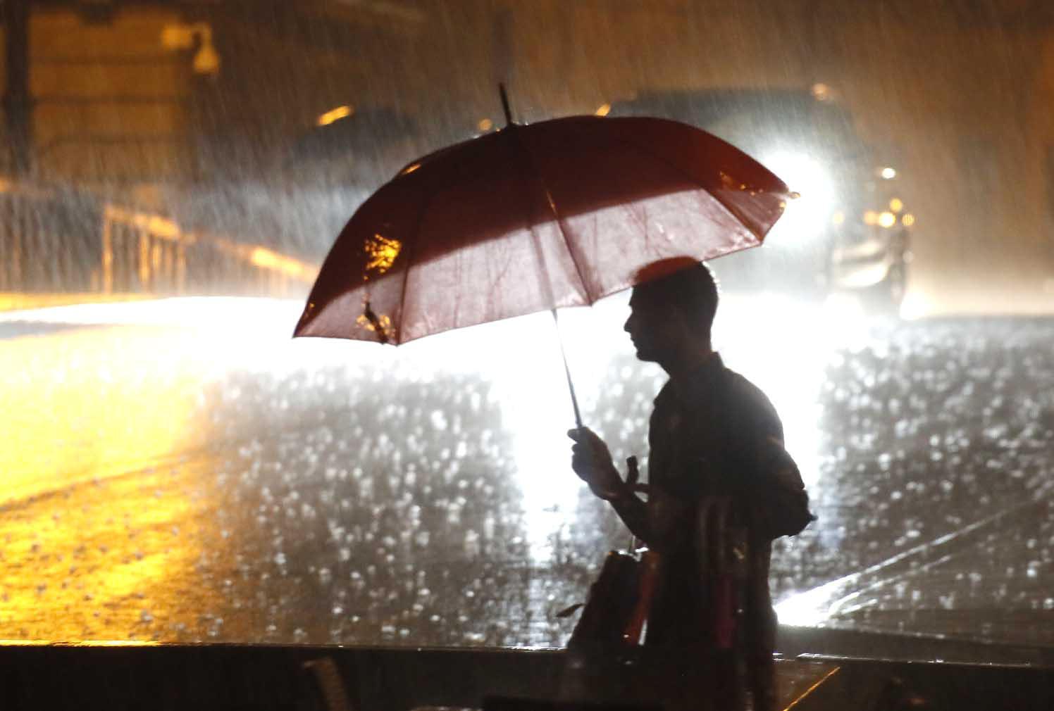 Maltempo in Toscana, allerta arancio per pioggia e vento: scuole chiuse a Livorno, Cecina e Piombino 