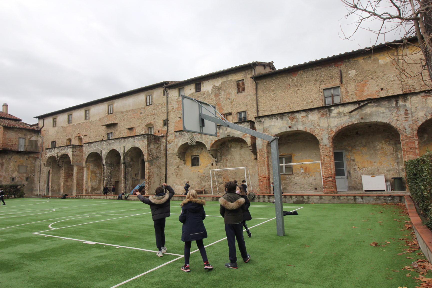 Studenti nel campetto sportivo interno al Conservatorio di San Niccolò