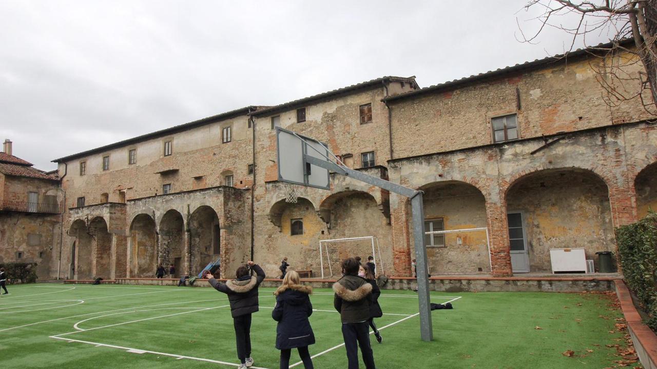 Studenti nel campetto sportivo interno al Conservatorio di San Niccolò