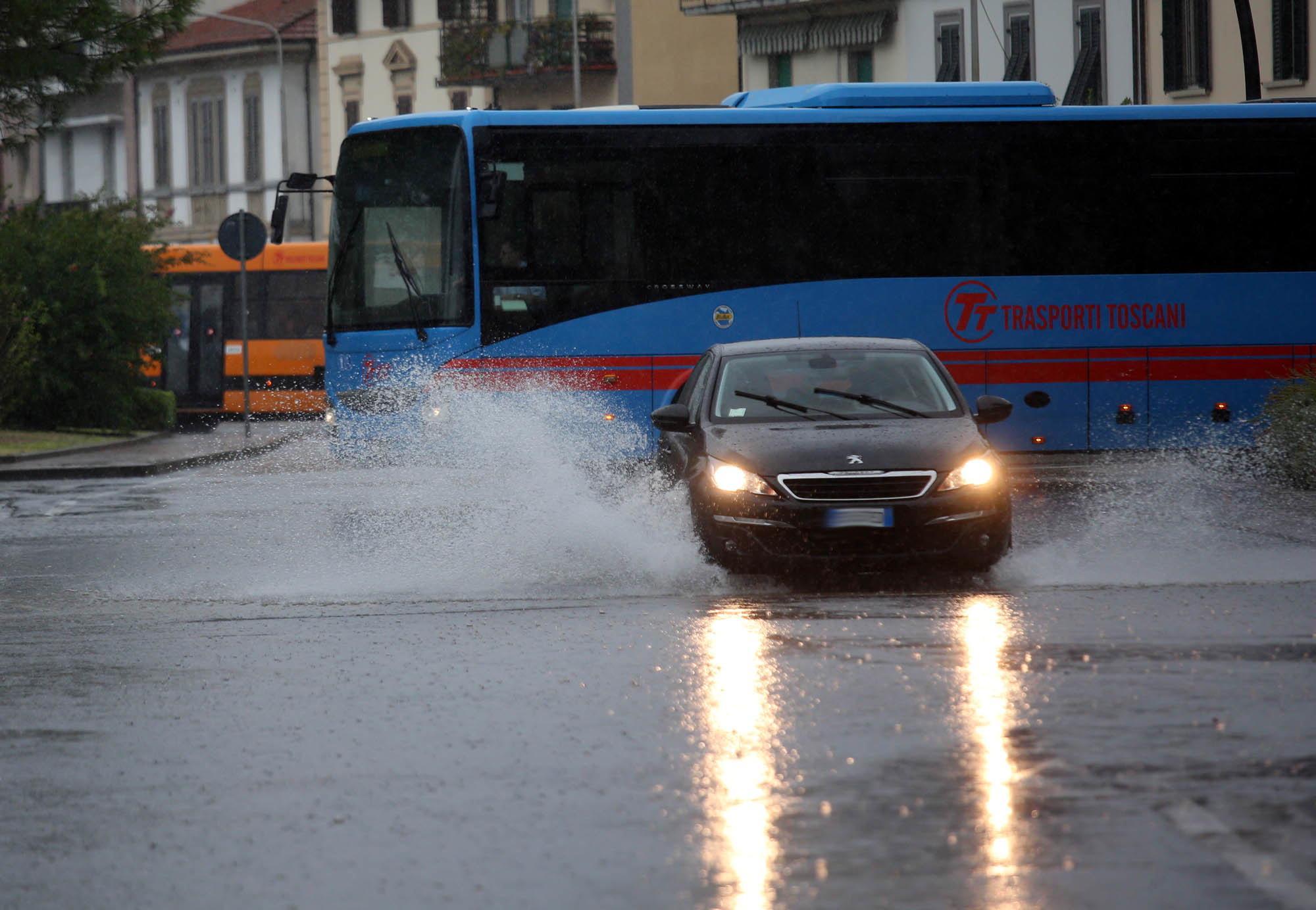 Allerta meteo arancione per pioggia e vento, a Cecina sabato 5 dicembre scuole chiuse
