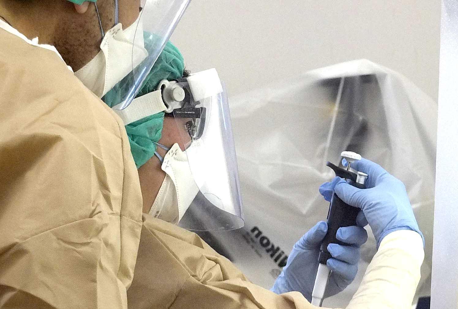 Medici e infermieri dell'ospedale di Cisanello al lavoro per affrontare l'emergenza coronavirus (foto Fabio Muzzi)