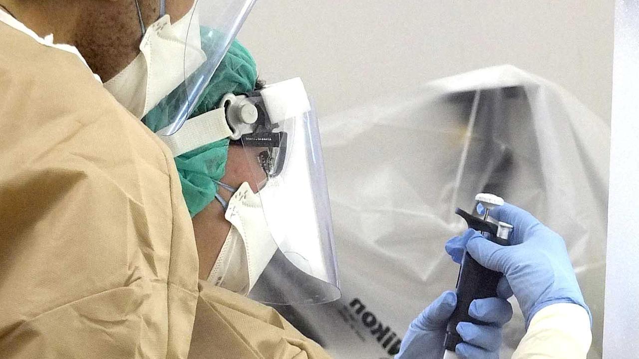 Medici e infermieri dell'ospedale di Cisanello al lavoro per affrontare l'emergenza coronavirus (foto Fabio Muzzi)