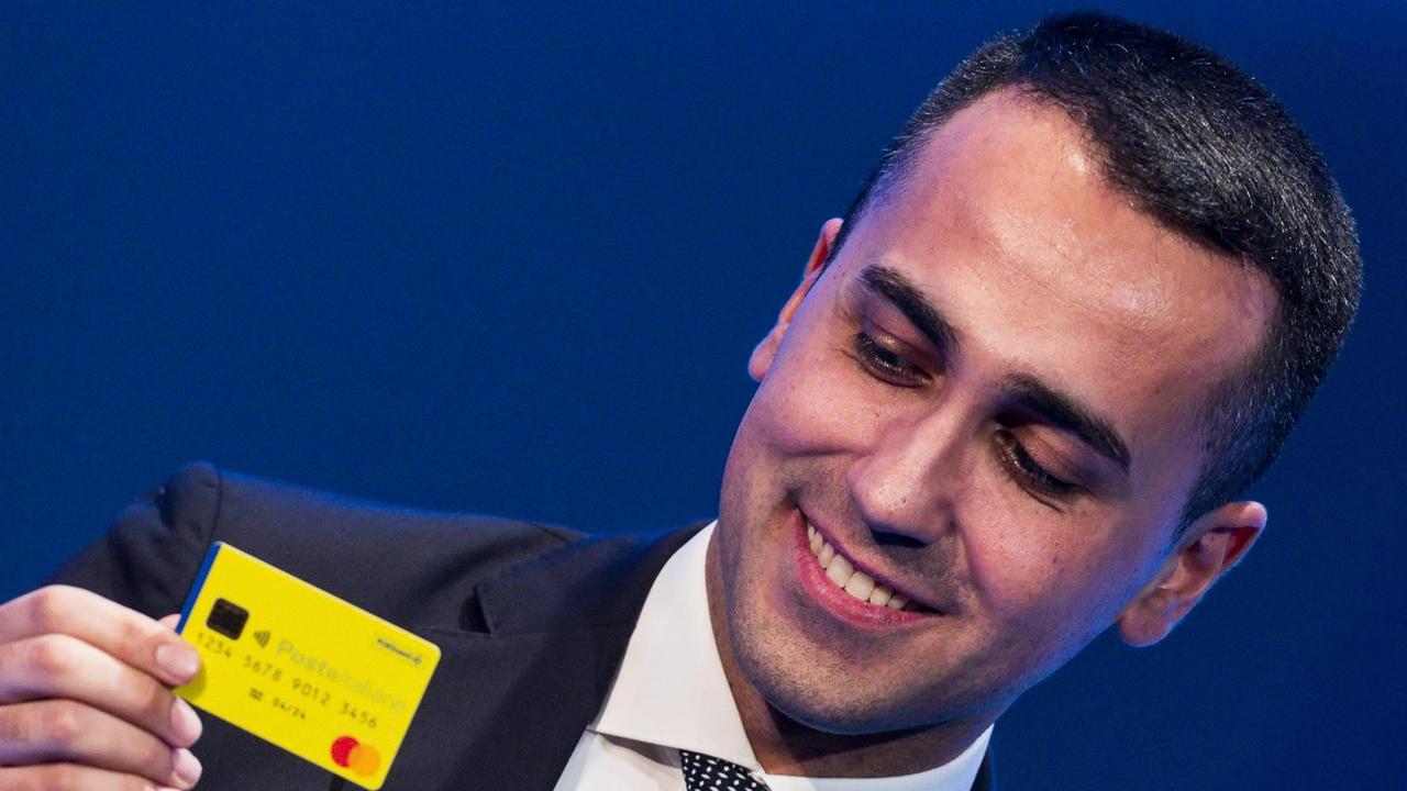 Di Maio con la prima card per il reddito di cittadinanza
