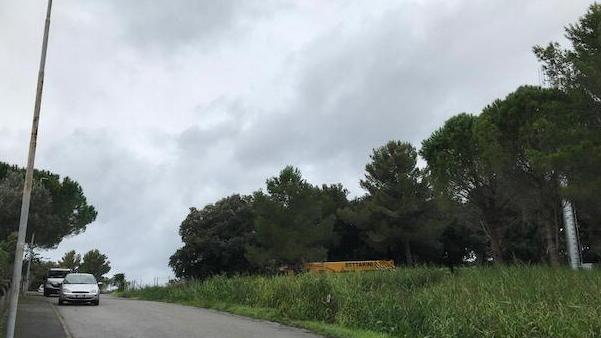 La distanza fra le case, a sinistra nella foto, e l’antenna, che si vede sulla destra