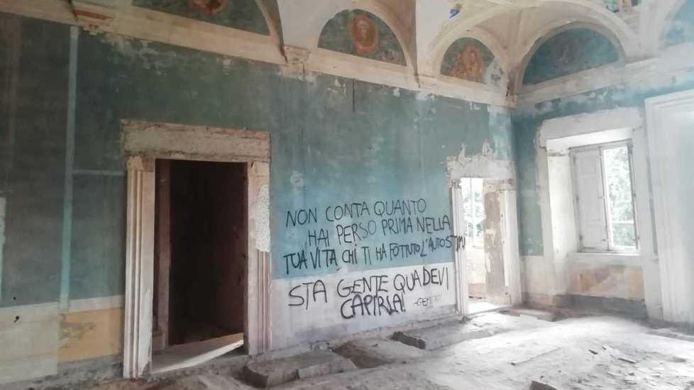 Un tesoro preda di degrado e vandali: appello per villa Bottini di Gragnano