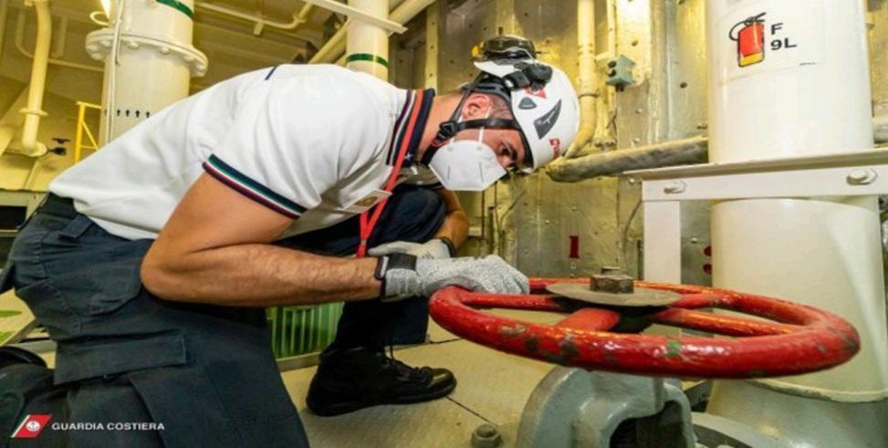 L'ispezione a bordo della nave da parte degli uomini della Capitaneria di Porto di Cagliari