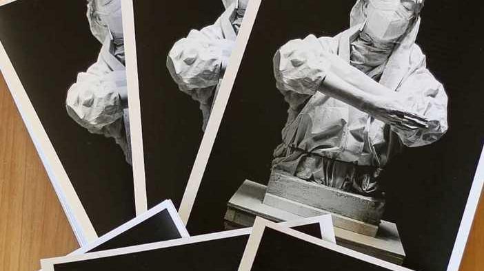 Le foto dell’infermiera di gesso in vendita per solidarietà
