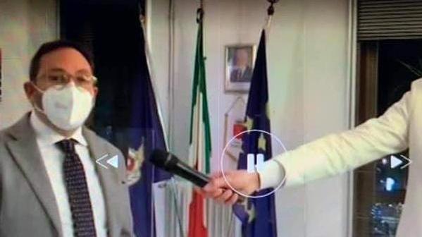 «La mia casa è occupata da mesi da alcune trans» E va a Striscia la Notizia