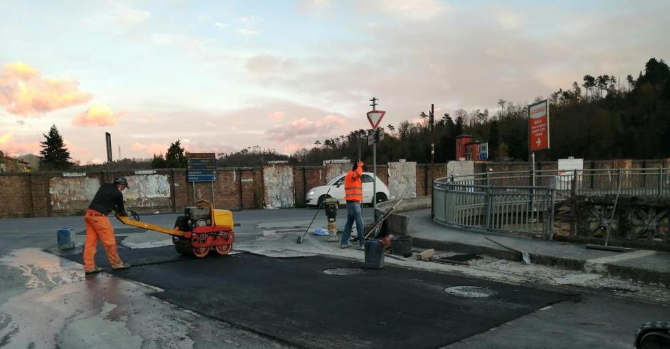 Rifatta la rete “colabrodo” sul ponte della Statale Cisa 