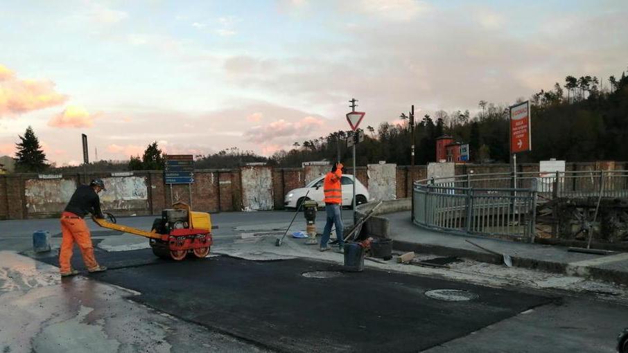Rifatta la rete “colabrodo” sul ponte della Statale Cisa