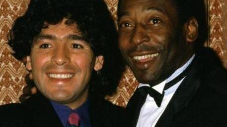 La letterà di Pelè a Diego, il “nemico” amatissimo «Genio incomparabile»
