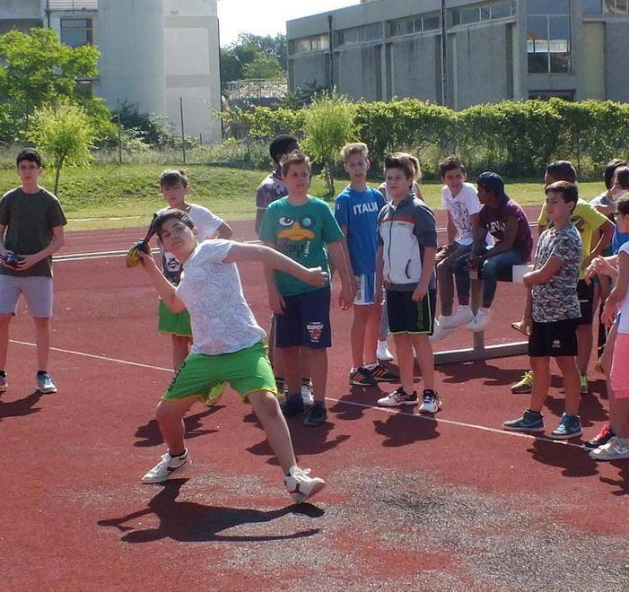 Una nuova gabbia dei lanci per il campo di atletica 