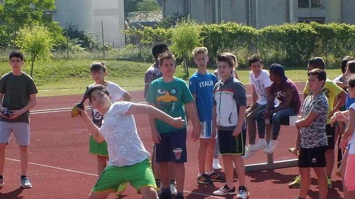 Una nuova gabbia dei lanci per il campo di atletica