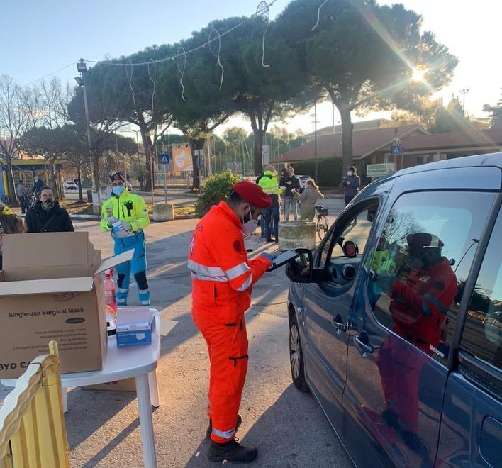 Distribuite altre mascherine Volontari in tre postazioni 