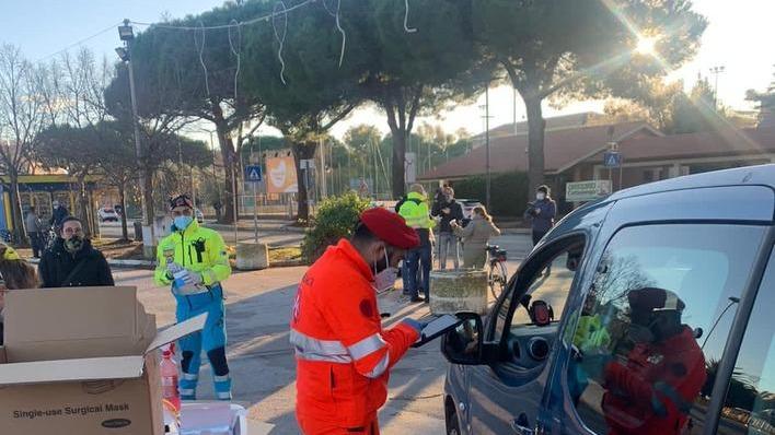 Distribuite altre mascherine Volontari in tre postazioni