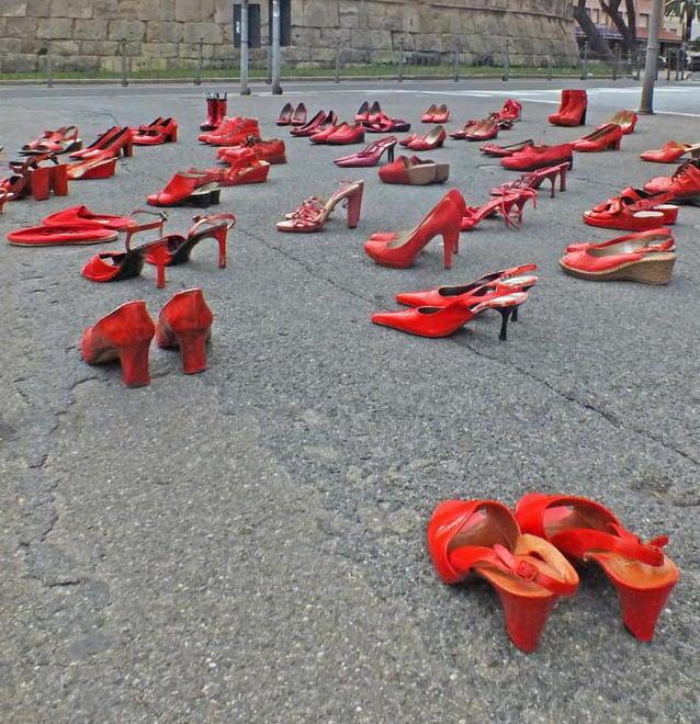 Contro i femminicidi abete di scarpe rosse 