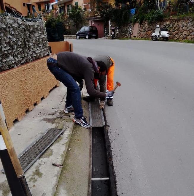 Cinquecento caditoie ripulite dai giovani della Beata Veronica