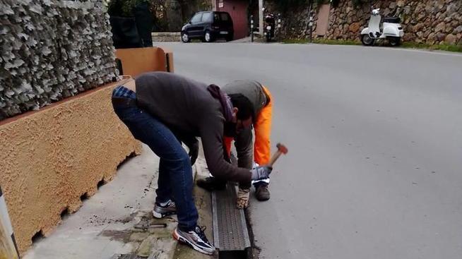 Cinquecento caditoie ripulite dai giovani della Beata Veronica