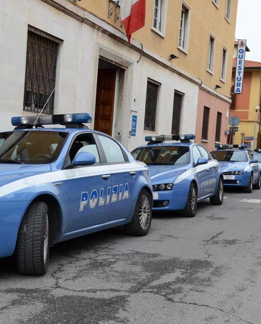 Vuol fare il ligio, ma esce dalla questura in manette