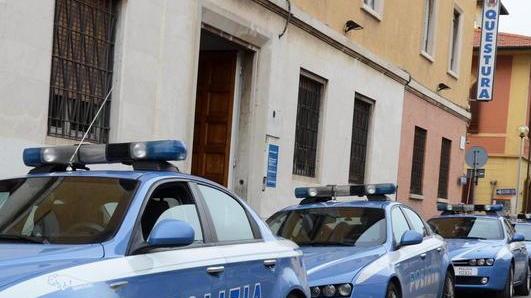 Vuol fare il ligio, ma esce dalla questura in manette