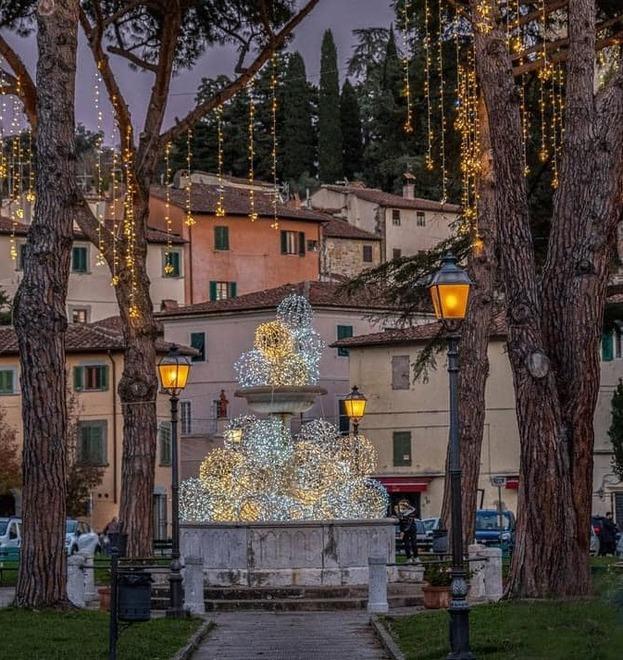 Gli auguri con la luminara per aiutare i bisognosi