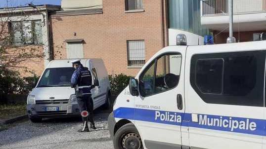 Veicoli abbandonati Già 20 mezzi rimossi