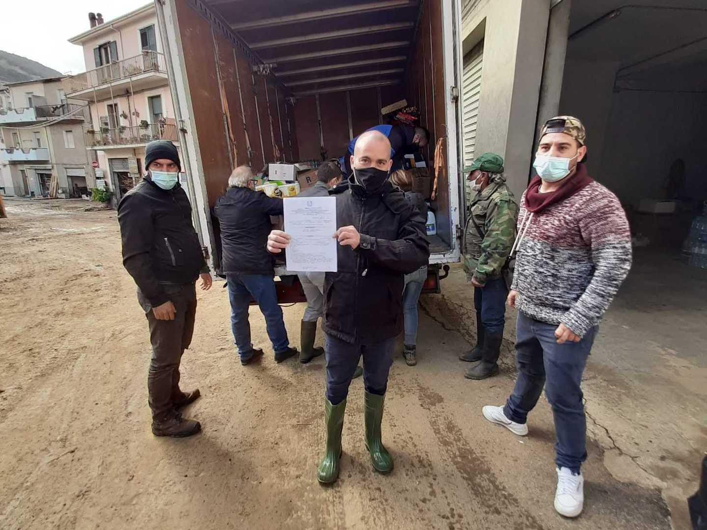 Carica gli aiuti per Bitti, multato per non aver chiuso