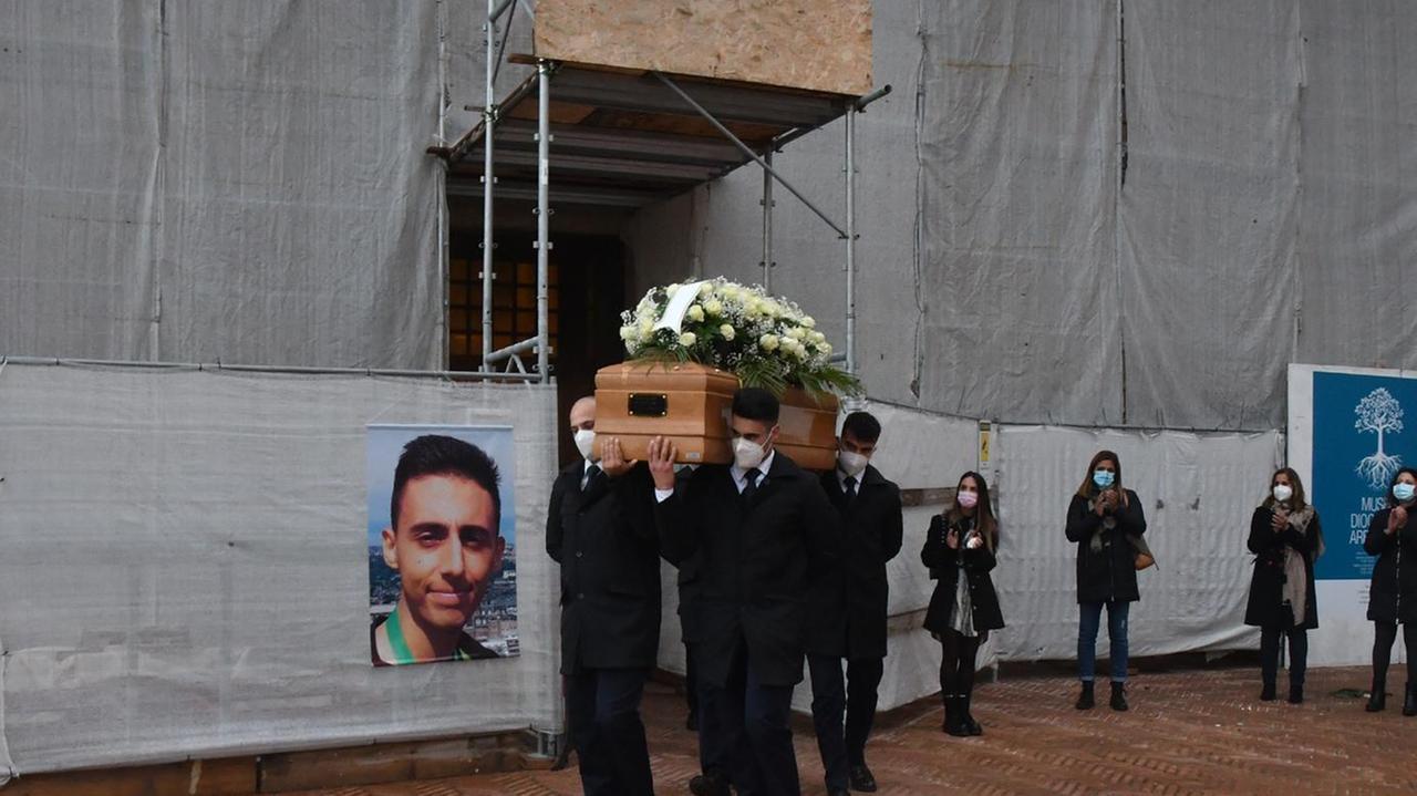 Diciottenne morto a Oristano, lo zio: «Un esempio per tutti noi» 
