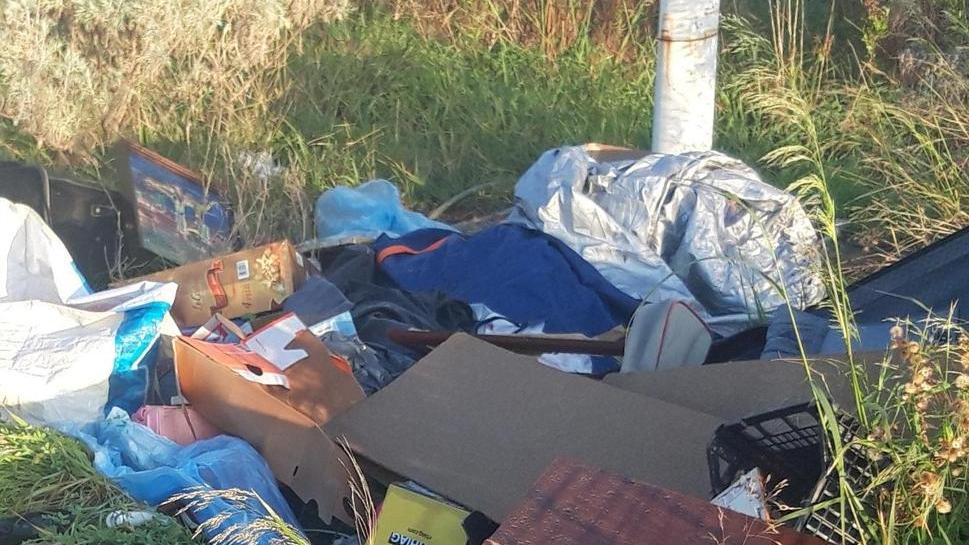 Discarica abusiva dietro la cittadella sportiva