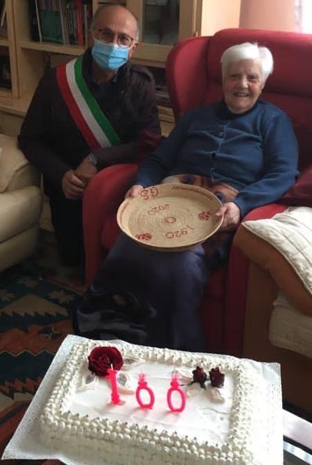 Tia Giuanna Sini compie un secolo 