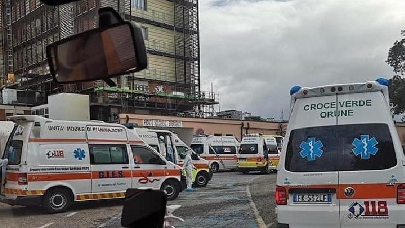 La fila di ambulanze al San Francesco di Nuoro