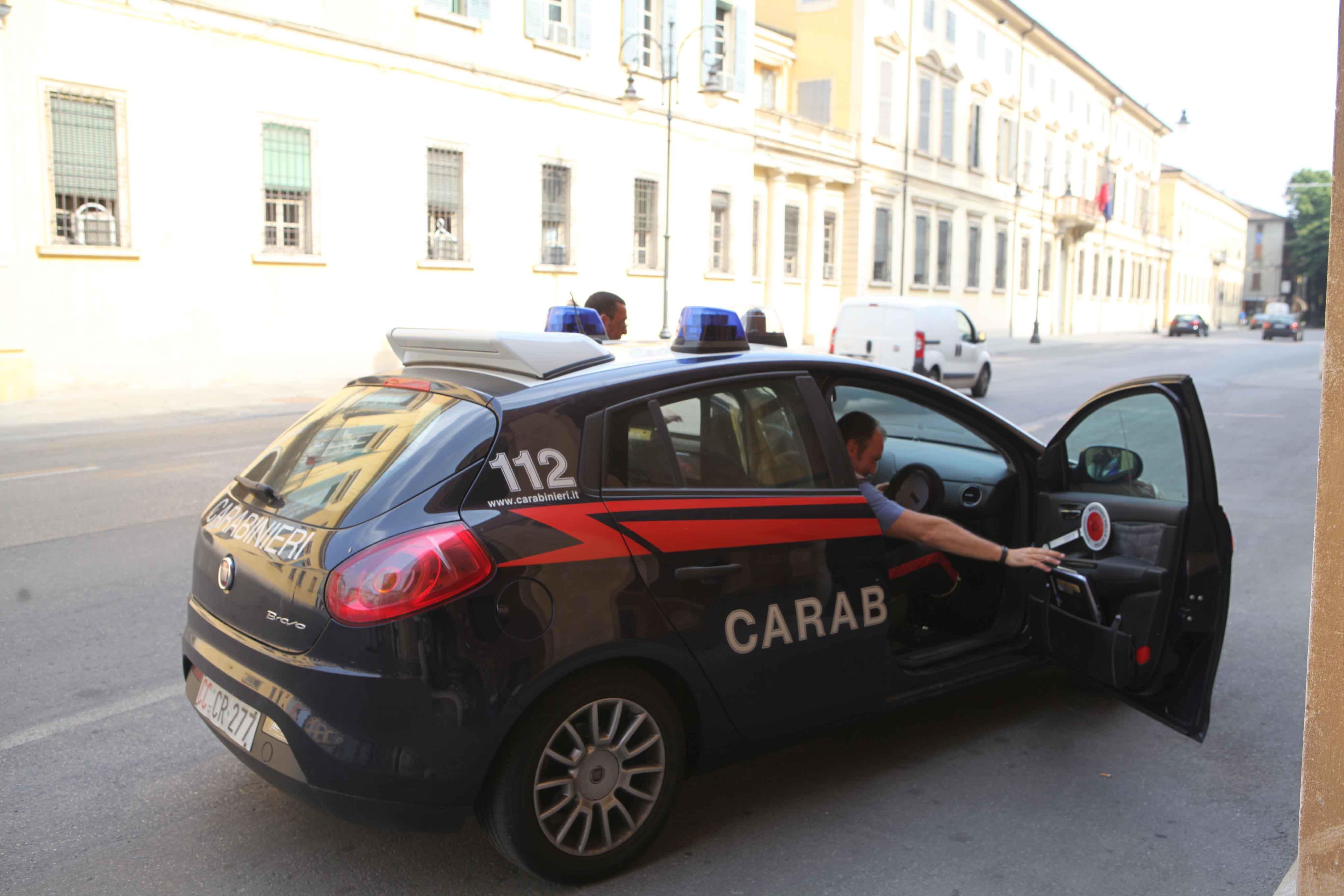 Reggio Emilia, insulta e umilia per anni la moglie e i due figli: denunciato 
