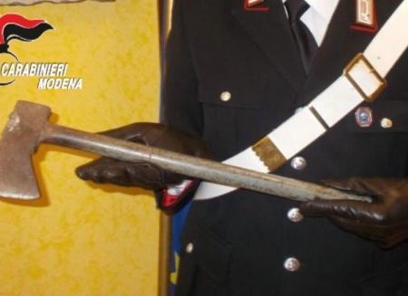 Carpi, minaccia il padre con un'ascia per avere del denaro