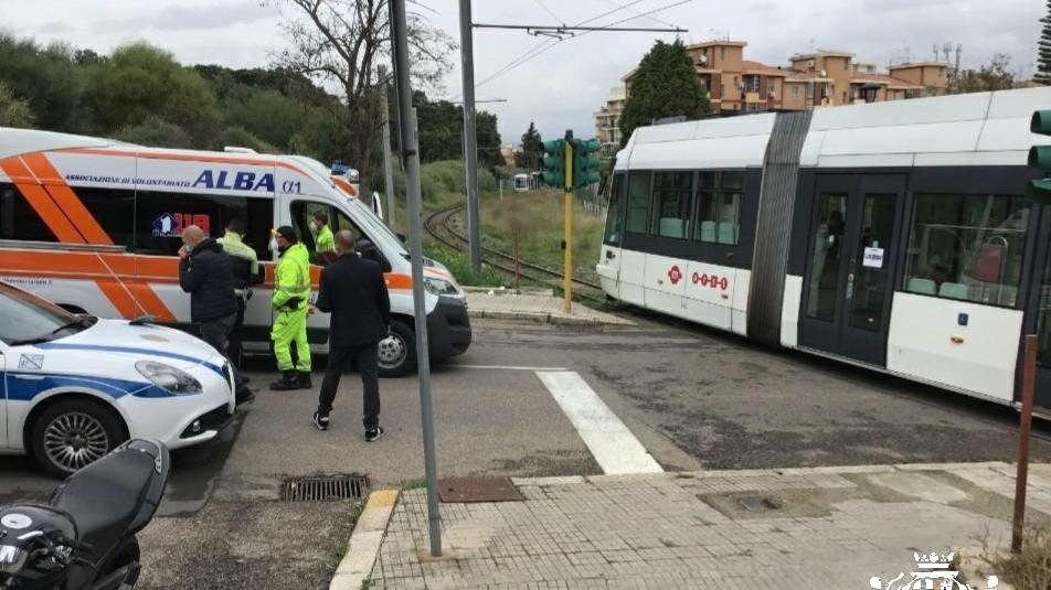 Cade sui binari mentre passa la metro: in ospedale una donna ferita a Cagliari