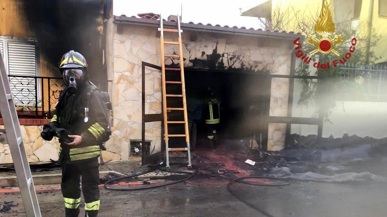 Paura a Pabillonis: in un garage in fiamme anche una bombola di gas prende fuoco 