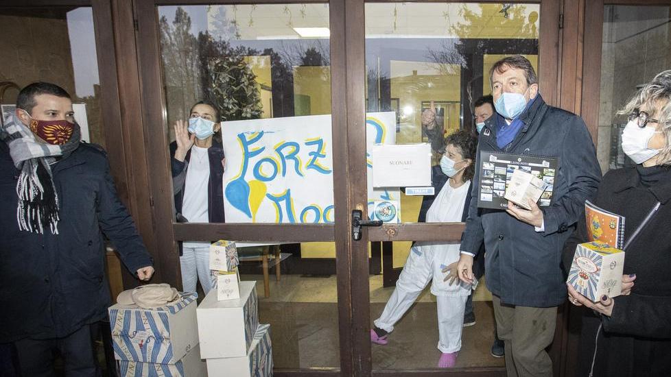 Modena Da Lions e Croce Blu un’onda di solidarietà nelle case per anziani