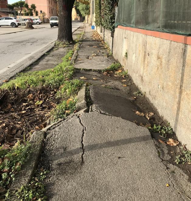 Marciapiede pericoloso sulla via Sarzanese