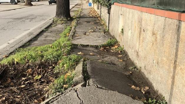 Marciapiede pericoloso sulla via Sarzanese