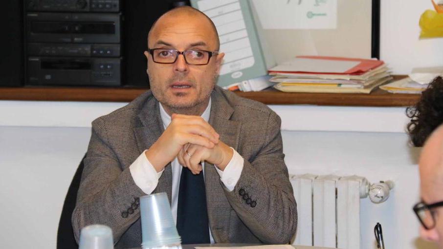 «Acquistiamo i regali natalizi solo nei negozi» Confcommercio: «Non favoriamo Amazon»